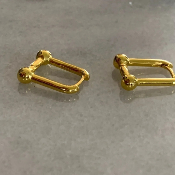 COPY - Gold Chain Link Huggie Hoop Earrings - Picture 3 of 4